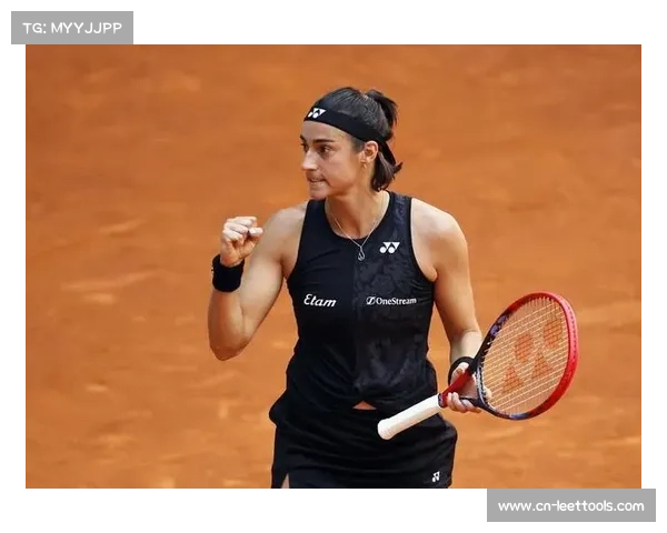 加西亚帕尔默邀请赛爬树单手击球回球道，后因伤退赛